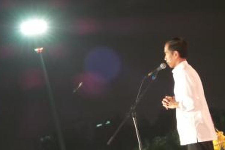 Presiden Joko Widodo memberi sambutan dalam konser Salam 3 Jari di Monas, Jakarta Pusat, Senin (20/10/2014) malam.