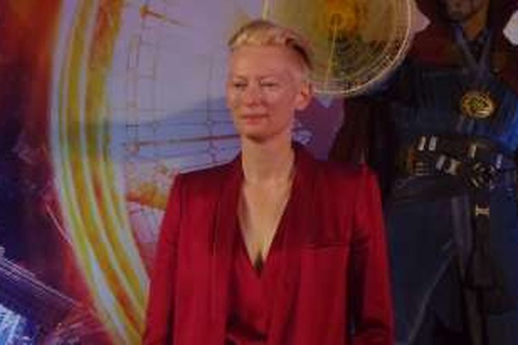 Tilda Swinton diabadikan sesudah jumpa pers film Doctor Strange di Ballroom The Ritz-Carlton, Kowloon, Hongkong, pada Kamis (13/10/2016).