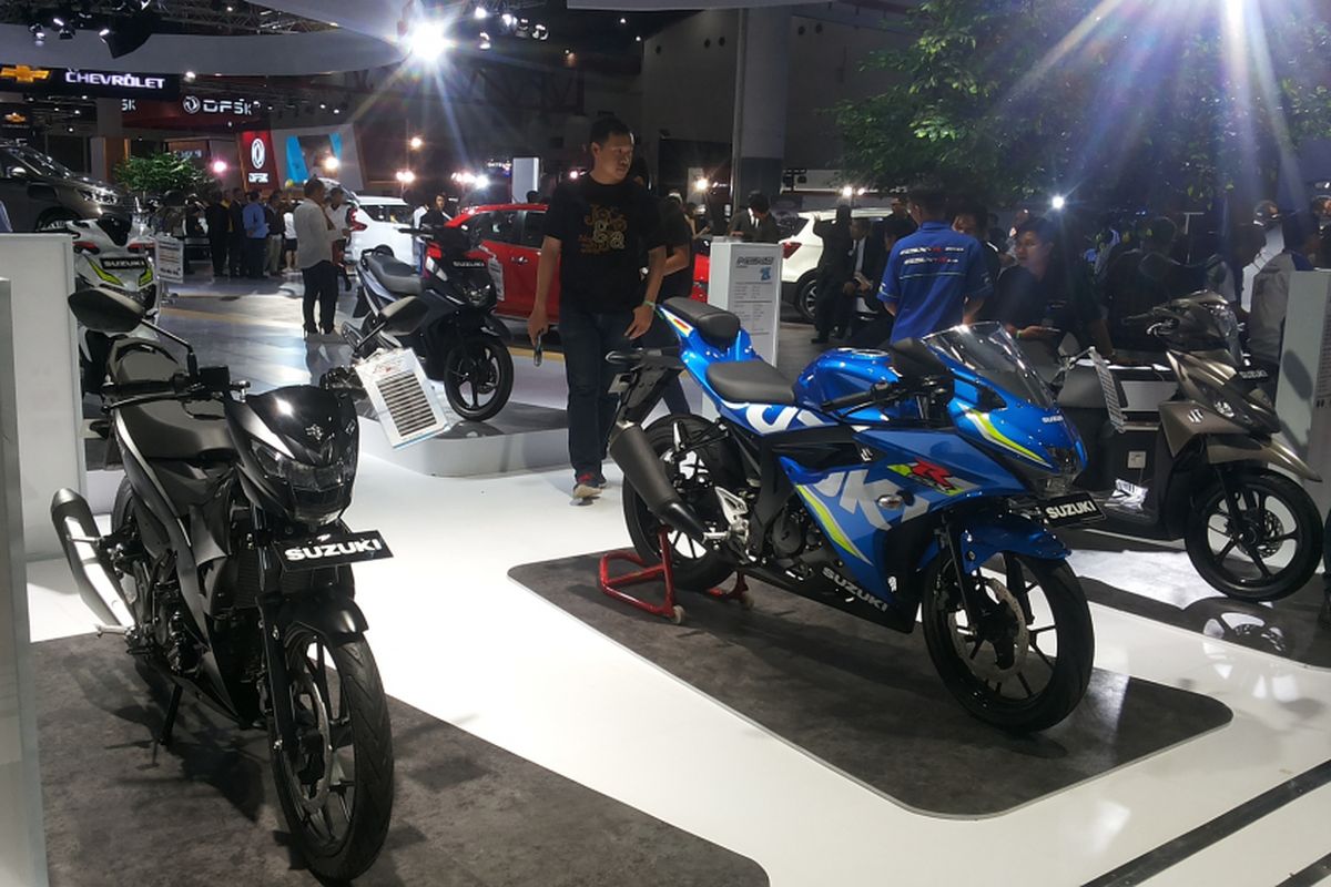 Booth Suzuki Indomobil Sales (SIS) divisi roda dua di pameran Indonesia International Motor Show (IIMS) 2018.