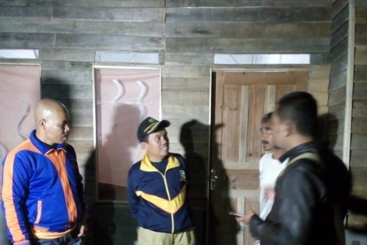 Kepala Desa Sindangpalay bersama warga saat melihat rumah pelaku yang jadi tempat pembunuhan 
