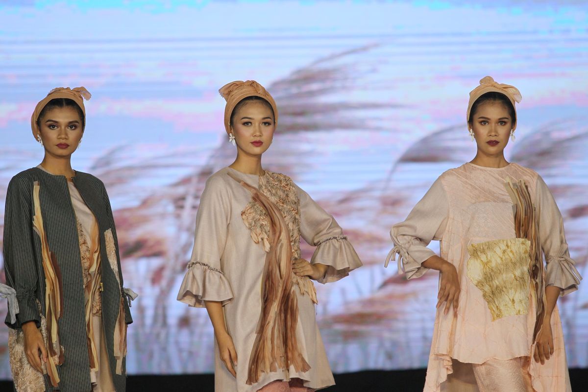 Karya designer Brilianto yang terinspirasi dari kebakaran hutan bertajuk Memboemi dalam peragaan busana di Palembang Fashion Week (PFW) 2020.
