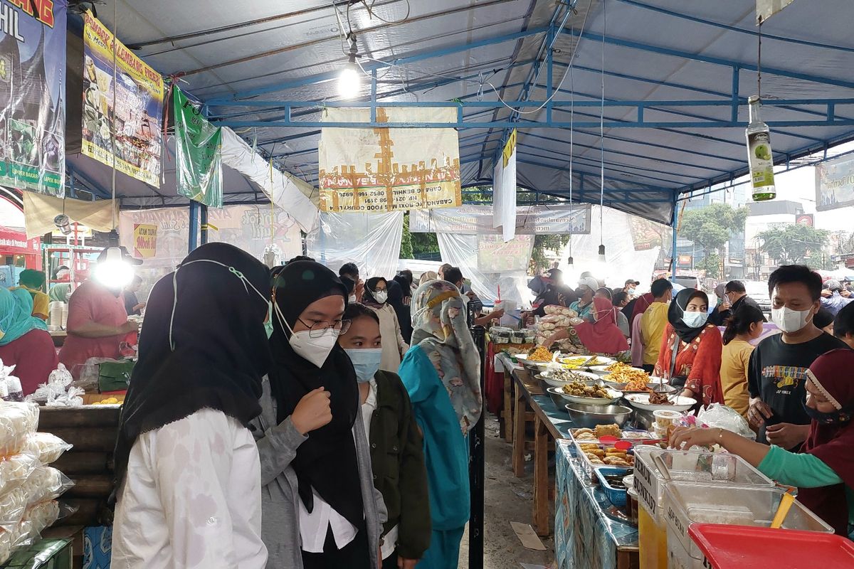 Pasar takjil di Jalan Bendungan Hilir, Tanah Abang, Jakarta Pusat, masih diramaikan pembeli meski hujan turun dengan derasnya pada Selasa (19/4/2022) sore.