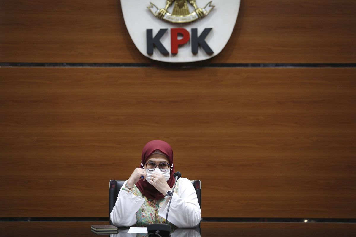 Wakil Ketua KPK Lili Pintauli Siregar menyampaikan keterangan pers terkait operasi tangkap tangan (OTT) KPK di Kuantan Singingi di gedung KPK, Jakarta, Selasa (19/10/2021). KPK menetapkan dua orang tersangka dalam OTT tersebut yakni Bupati Kuantan Singingi periode 2021-2026 Andi Putra dan General Manager PT Adimulia Agrolestari Sudarso terkait kasus dugaan tindak pidana korupsi perpanjangan izin Hak Guna Usaha (HGU) sawit di Kabupaten Kuantan Singingi Provinsi Riau.