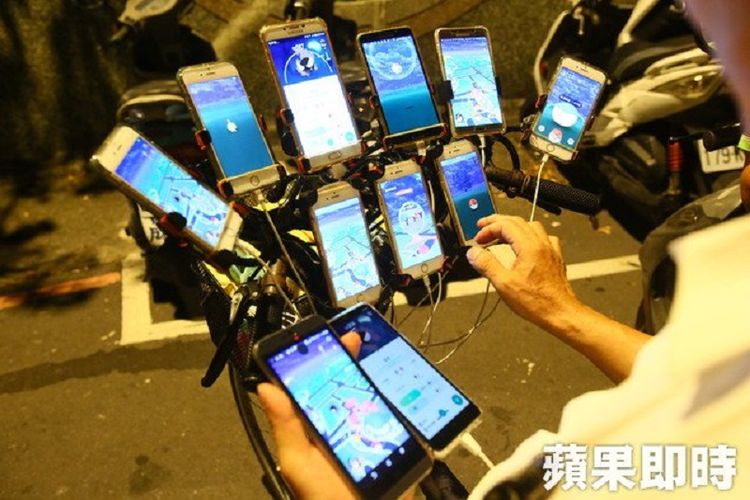 Inilah 11 ponsel yang dipergunakan kakek asal Taiwan bernama Chen Sanyuan untuk berburu Pokemon Go. Setiap ponsel dilengkapi power bank berkualitas tinggi sehingga dia mampu berburu 20 jam setiap hari.