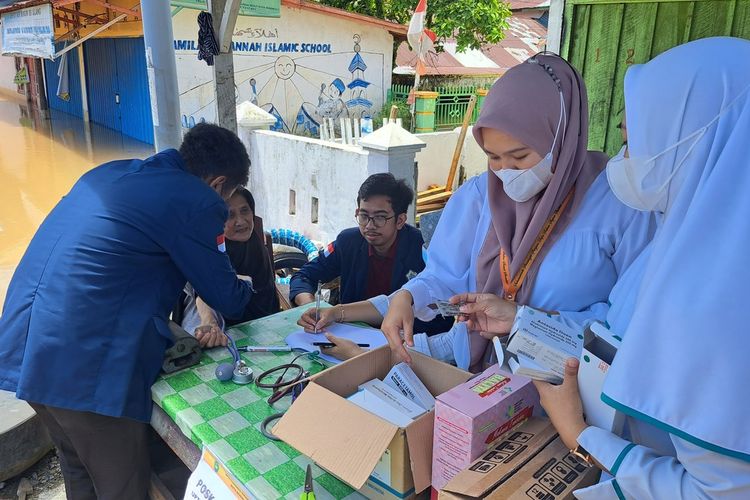 Puluhan korban banjir di Kota Bengkulu mulai terserang sejumlah penyakit terutama didominasi gatal dan linu pada sendi. Umumnya pengungsi yang alami keluhan itu adalah Lansia dan Balita.