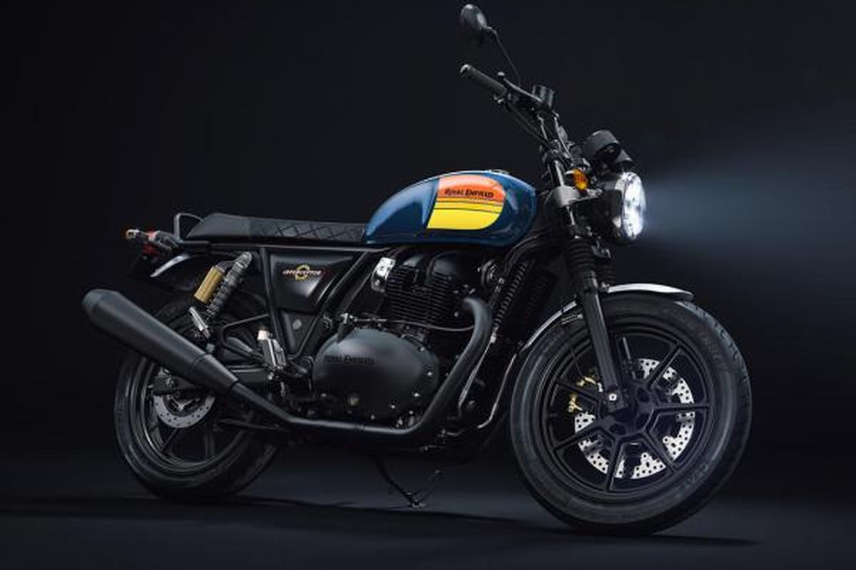 Royal Enfield Interceptor 650 blacked out dengan pelek alloy, ban tubeless, lampu led, dan fitur baru lainnya