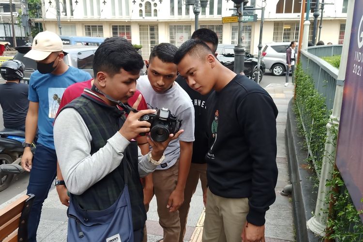 Jasa fotografer jalanan di kawasan kota tua Bandung membantu wisatawan yang ingin mendapatkan foto yang berkualitas bagus dan angle yang ciamik. Selain sudah hapal bagaimana teknik pengambilan gambar yang baik, mereka juga menggunakan kamera DSLR profesional. Harga yang ditawarkan pun terbilang cukup murah dan terjangkau. Untuk satu foto, wisatawan cukup menebusnya dengan uang Rp.5.000.