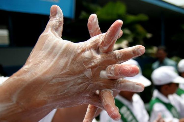 Para siswa SD Hang Tuah 2 Titipapan, Kecamatan Medan Deli, Sumatera Utara, mempraktikkan perilaku hidup bersih dan sehat dengan mencuci tangan dengan sabun di halaman sekolah, Selasa (8/ 6/2010). Kebiasaan mencuci tangan perlu dikenalkan sejak usia dini.