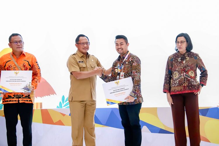 Menteri Dalam Negeri (Mendagri) Muhammad Tito Karnavian ditemani Menteri Keuangan (Menkeu) Sri Mulyani menyerahkan sejumlah penghargaan secara simbolis kepada pemerintah desa dan pemda pada Seminar Internasional Desentralisasi Fiskal Tahun 2024 bertajuk Optimizing Fiscal Decentralization: Pathway to Promote Growth, Wellbeing, and Convergence di Gedung Djuanda I Kementerian Keuangan (Kemenkeu), Jakarta, Selasa (24/9/2024).