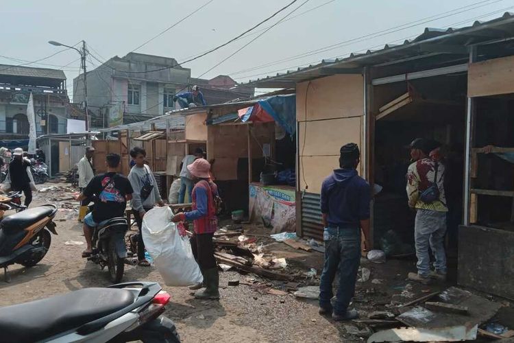 Bupati Bandung Dadang Supriatna saat melakukan peninjauan proses relokasi para pedagang pasar Banjaran ke Tempat Penampungan Berjualan Sementata (TPBS) berlangsung hari ini, Senin (5/6/2023).