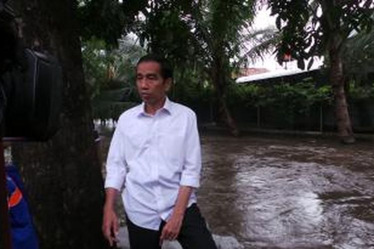 Gubernur DKI Jakarta Joko Widodo saat meninjau banjir di Kampung Makasar, Jakarta Timur, Sabtu (18/1/2014). 
