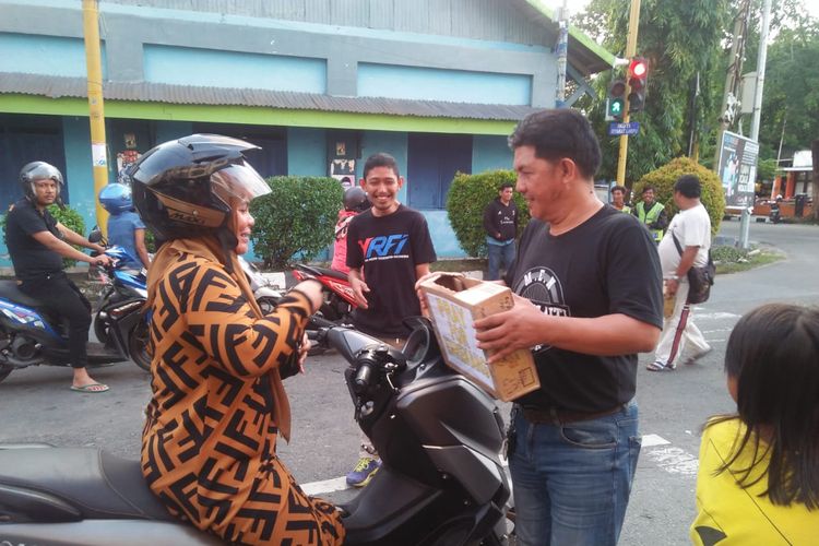 Andi Fudail saat turun menggalang dana untuk korban banjir di Enrekang, Minggu (5/5/2019). Andi jadi satu-satunya caleg PKB yang lolos di dapil Soreang, Kota Parepare, Sulsel, walau tanpa kampanye. 