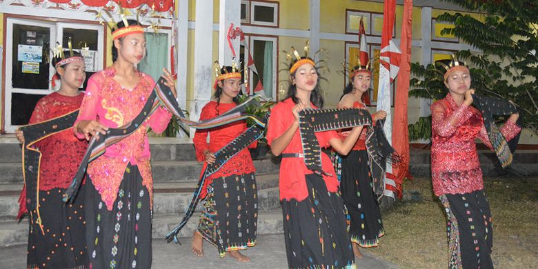 Para penari dari SMPN I Kota Komba, Kelurahan Watunggene, Kecamatan Kota Komba, Kabupaten Manggarai Timur, NTT, Sabtu (17/8/2019) malam mementaskan tarian Enu Deng Lipa Songke untuk memeriahkan HUT ke-74 RI tingkat Kecamatan Kota Komba.