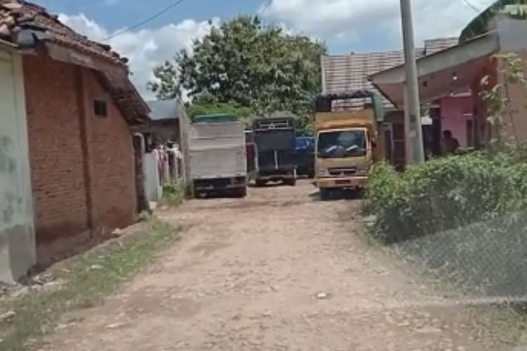 Bidik layar video truk yang diduga sedang melakukan penimbunan BBM bersubsidi di Kecamatan Natar, Senin (6/3/2023).