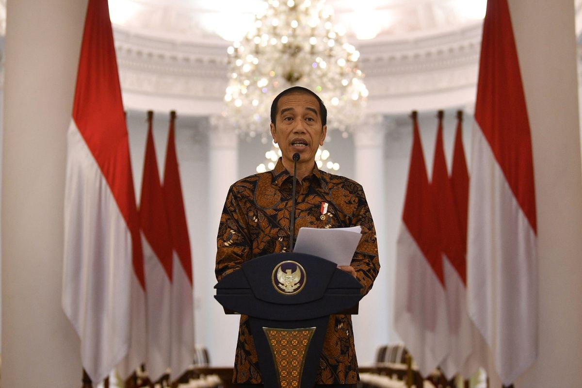 Presiden Joko Widodo menyampaikan keterangan pers terkait penangangan COVID-19 di Istana Bogor, Jawa Barat, Minggu (15/3/2020). Presiden meminta agar masyarakat Indonesia bekerja, belajar dan beribadah di rumah serta tetap tenang, tidak panik, tetap produktif agar penyebaran COVID-19 ini bisa dihambat dan diberhentikan. ANTARA FOTO/Sigid Kurniawan/pras.