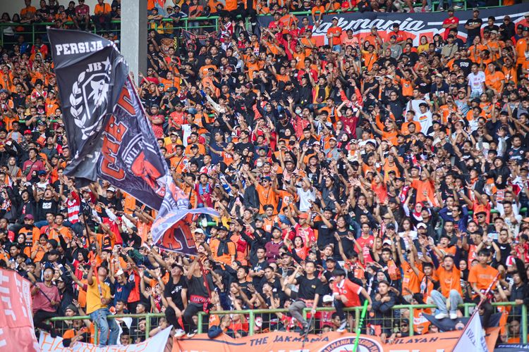 Atmosfer Stadion Stadion Patriot Candrabhaga, Kota Bekasi yang dipadati The Jakmania saat melangsungkan laga Persija Jakarta vs Persib Bandung di musim Liga 1 2023-2024, pekan ke-11 pada 2 September 2023. 