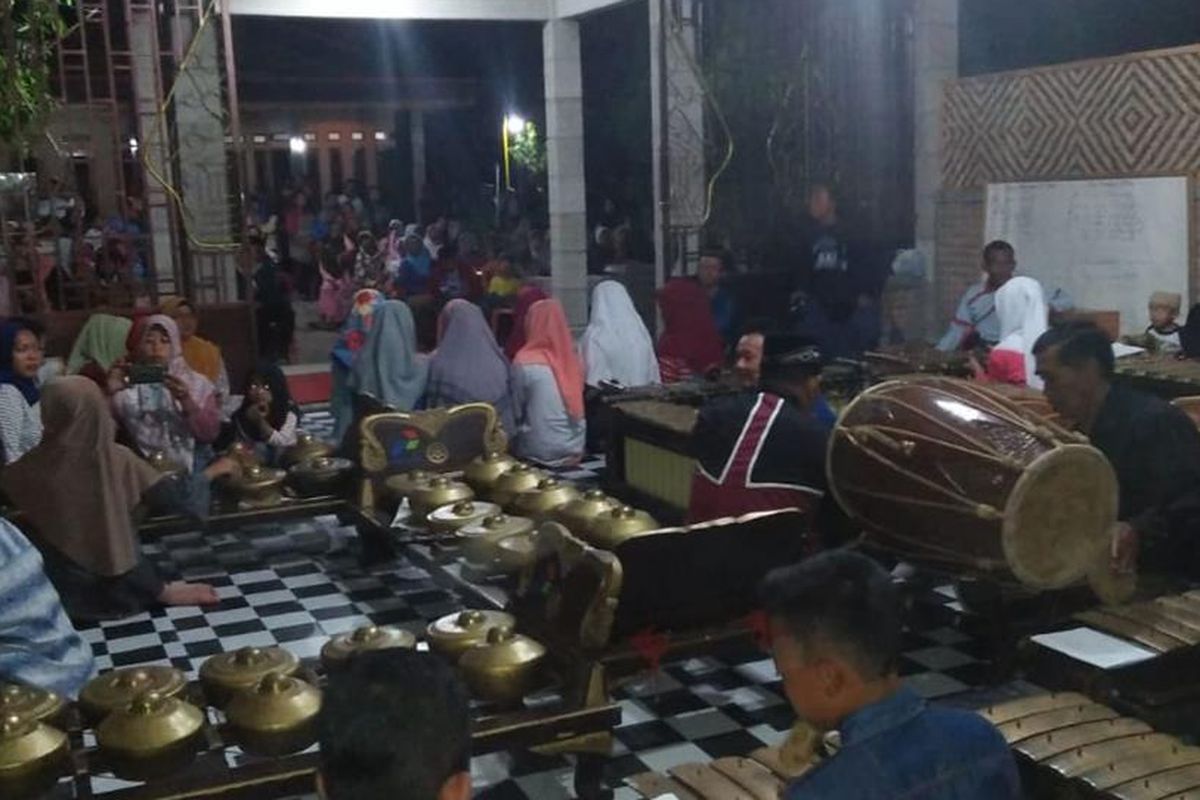 KETRAMPILAN—Selain sanggar belajar, Pemerintah Desa Jimbar juga memberikan ketrampilan kepada anak-anak salah satunya seni karawitan dan gamelan.