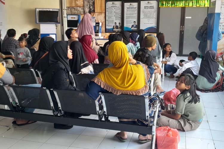 Ratusan pengunjung WBP rela antre untuk bertemu keluarga atau sahabatnya di Lapas IIB Pasuruan, Selasa (08/04/2025).