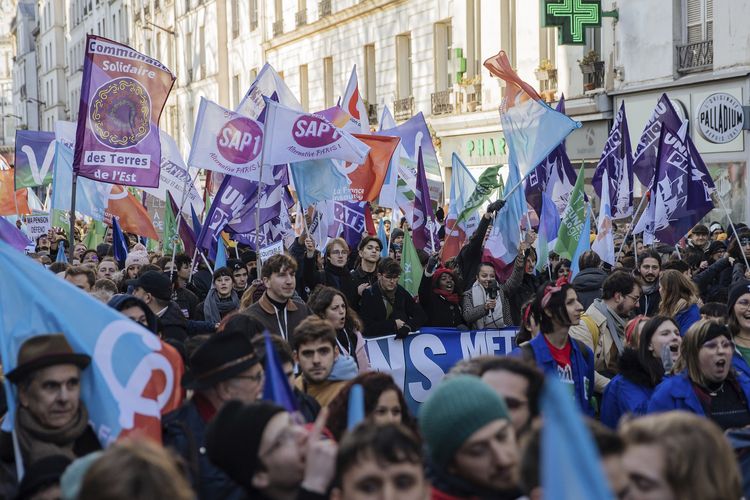 Para pengunjuk rasa mengibarkan bendera saat demo menentang penambahan usia pensiun di Paris, Perancis, Sabtu (21/1/2023). 