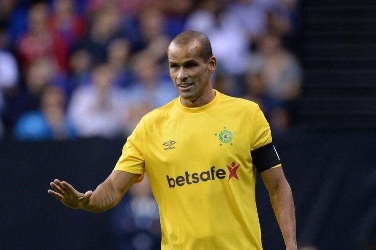 Rivaldo dari Brazil memberi isyarat saat pertandingan sepakbola Star Sixes antara Brasil dan Italia di O2 Arena di London pada 13 Juli 2017. Terkini, Rivaldo menyatakan pendapatnya soal calon pengganti Tite di timnas Brasil usai Piala Dunia 2022 Qatar.