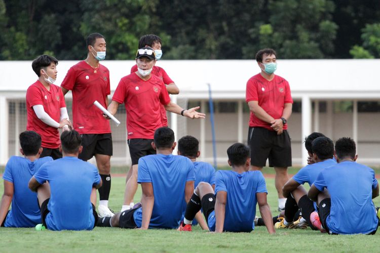 Pelatih timnas Indonesia, Shin Tae-yong, memberikan wejangan kepada skuad timnas U19