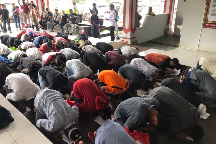 Narapidana Lembaga Pemasyarakatan (Lapas) Kelas I Semarang langsung sujud syukur karena dibebaskan untuk menjalani asimilasi di rumah.