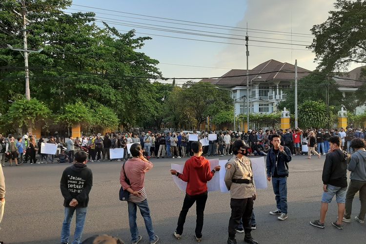 Mahasiswa yang tergabung dalam Aliansi Seruan Mahasiswa Bersatu saat mengelar aksi di Simpang Tiga UIN mendesak Omnibus Law Undang-Undang (UU) Cipta Kerja dicabut.