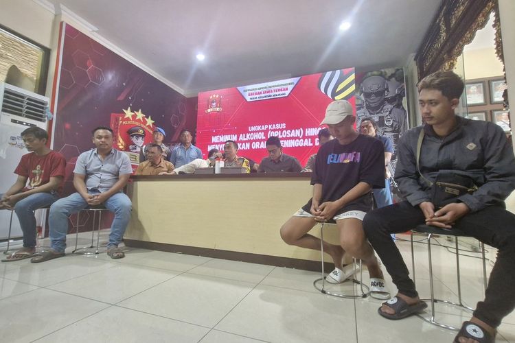 Empat orang yang selamat usai menenggak miras oplosan menghadiri jumpa per di Mapolrestabes Semarang, Rabu (10/1/2024).