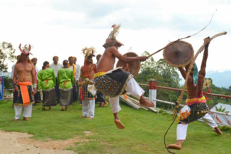 warga di kampung wisata Melo, Kecamatan Mbeliling, Manggarai Barat, NTT mementaskan tarian Kerangkuk Alu kepada tamu untuk pengembangan wisata berbasis budaya. (HANDOUT/BOPLBF)