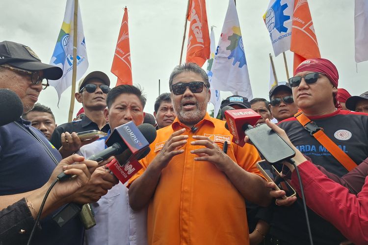 Presiden KSPI dan Partai Buruh, Said Iqbal saat memberikan keterangan kepada wartawan dalam aksi unjuk rasa buruh di depan Gedung DPR RI, Senayan, Jakarta Pusat, Kamis (15/1/2026)