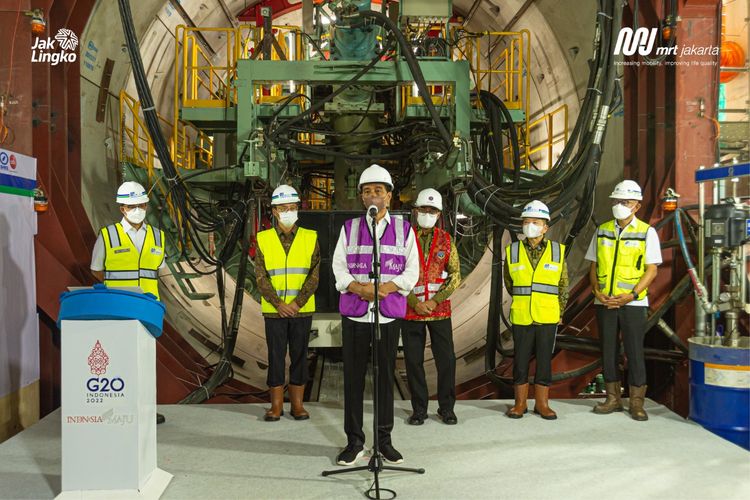 Presiden Joko Widodo (rompi biru) meresmikan mesin bor pembangunan terowongan jalur MRT Fase 2A di Jakarta Pusat, Kamis (24/2/2022)