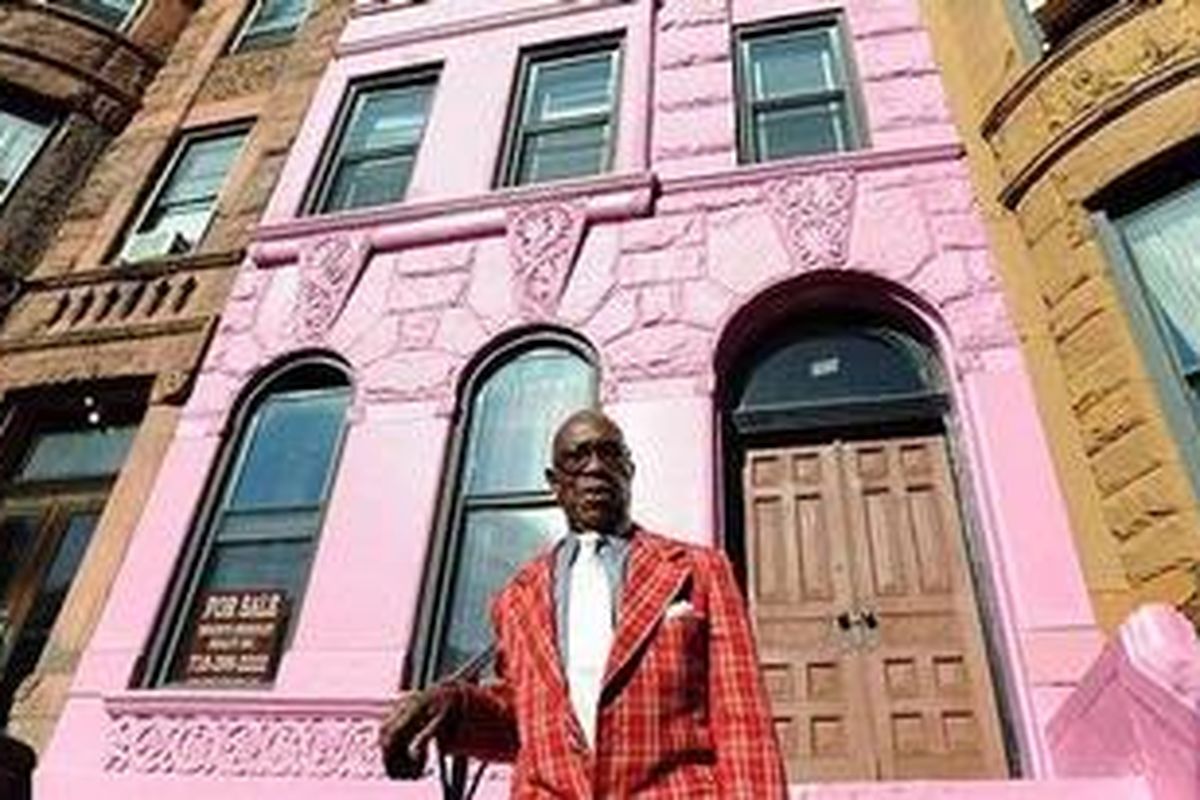 Ketidaksengajaan Henry membuahkan hasil. Pensiunan penjahit ini menjadi terkenal dan menerima banyak sindiran "berkat" warna rumahnya yang tidak biasa.