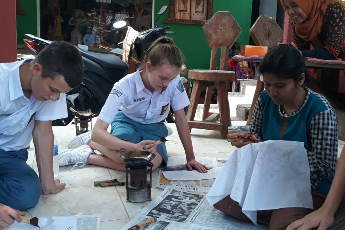 11 Pelajar Asal Jerman Belajar Membatik di Adisty Batik Alas Penggaron