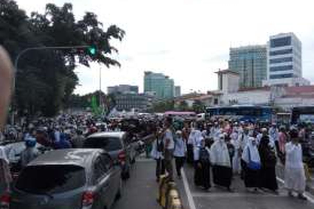 Peserta doa bersama memadati jalanan di sekitar Tugu Tani, Jakarta Pusat, Jumat (2/12/2016).