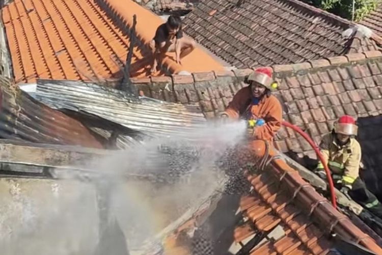 Salah satu tim rescue DPKP Surabaya saat melakukan pemadaman api yang menjadi salah satu tugas utama petugas, Selasa (2/12/2025)