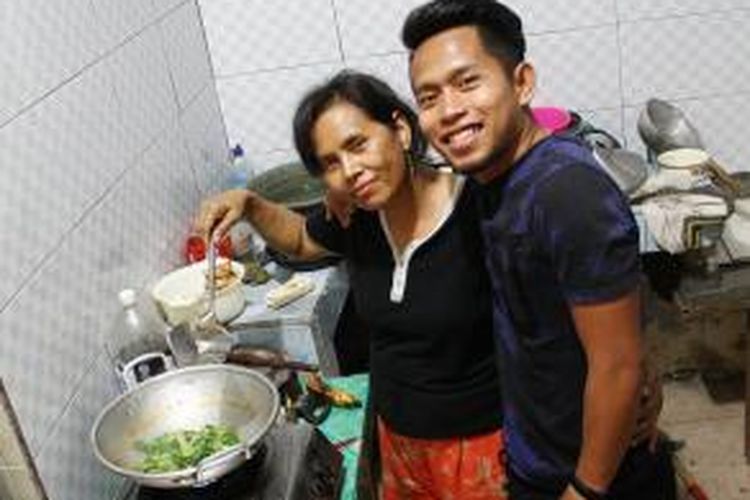 Andik Vermansah mendampingi ibunya yang sedang memasak makanan kesukaannya.