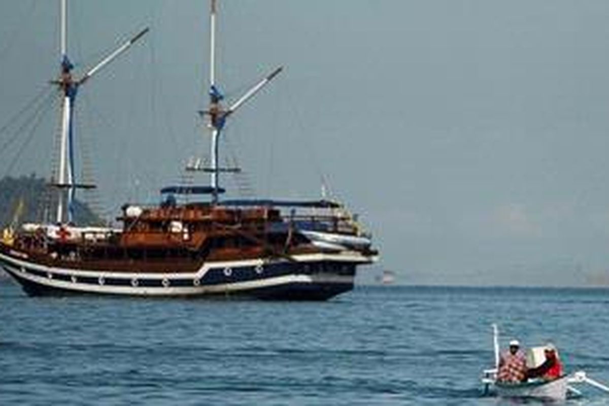 Sejumlah kapal berlabuh di Labuan Bajo, Manggarai Barat, Flores, Nusa Tenggara Barat, Senin (4/6/2012). Dari sinilah para wisatawan menuju sejumlah pulau yang menjadi habitat alami satwa endemik komodo, seperti Pulau Rinca, Pulau Komodo, Nusa Kode, dan Gili Motang.  