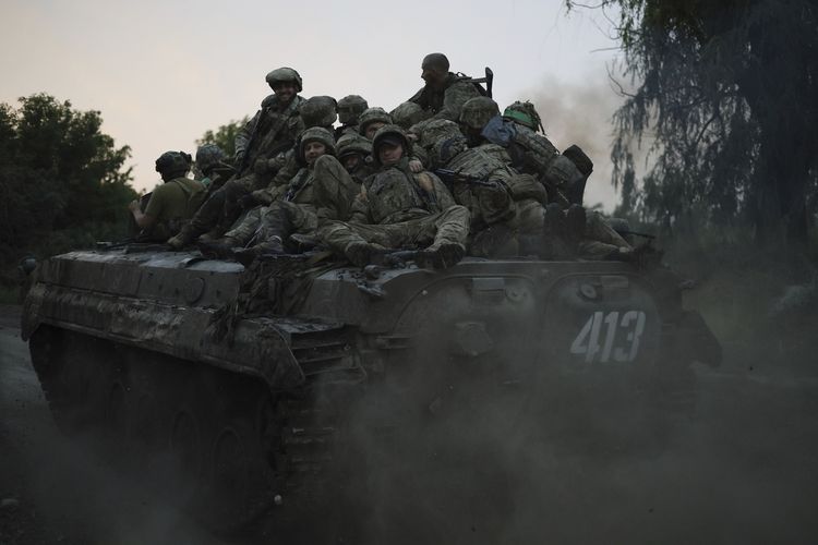 Tentara Ukraina menaiki kendaraan tempur APC di garis depan perang melawan Rusia di Bakhmut, wilayah Donetsk, Kamis (29/6/2023).