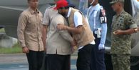 Tiba di Aceh, Prabowo Peluk Gubernur Mualem
