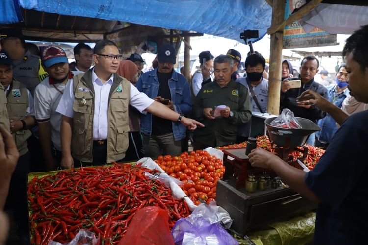 Pj Wali Kota Batu, Aries Agung Paewai saat melakukan Operasi Pasar jelang memasuki bulan Ramadhan, kemarin Rabu (22/3/2023).