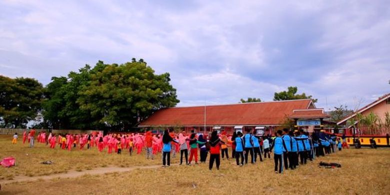 Pemerintah Kabupaten Pangkep baru membuka masing-masing satu SMP dan SMA satu atap di Pulau Kulambing yang diharapkan bisa menjadi solusi untuk memutus praktik pernikahan anak di sana 