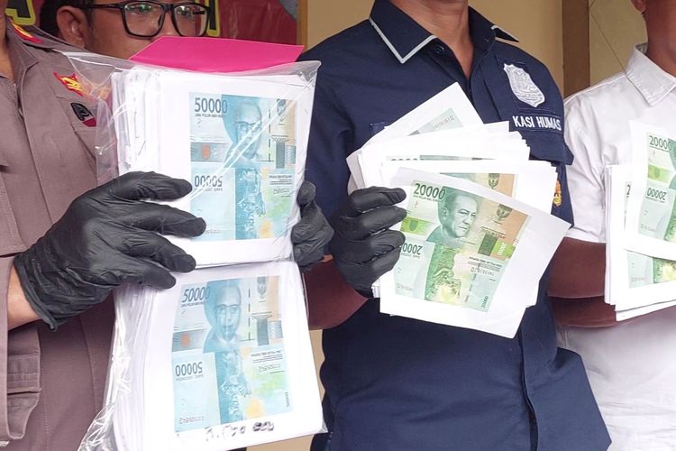 Pasangan suami istri (pasutri) MBJ (35) dan MBS (29) di Jalan Marga Jaya, Rawa Buaya, Cengkareng, Jakarta Barat, diduga telah mencetak uang dalam mata uang rupiah hingga ratusan juta.