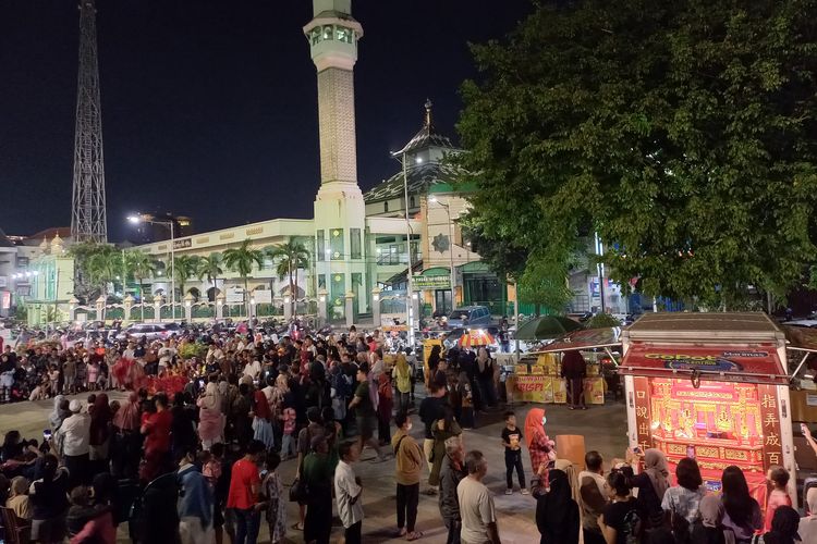 Suasana pementasan Wayang Potehi di Halaman Aloon-Aloon Masjid Kauman, Kota Semarang, Sabtu (18/6/2022) malam.