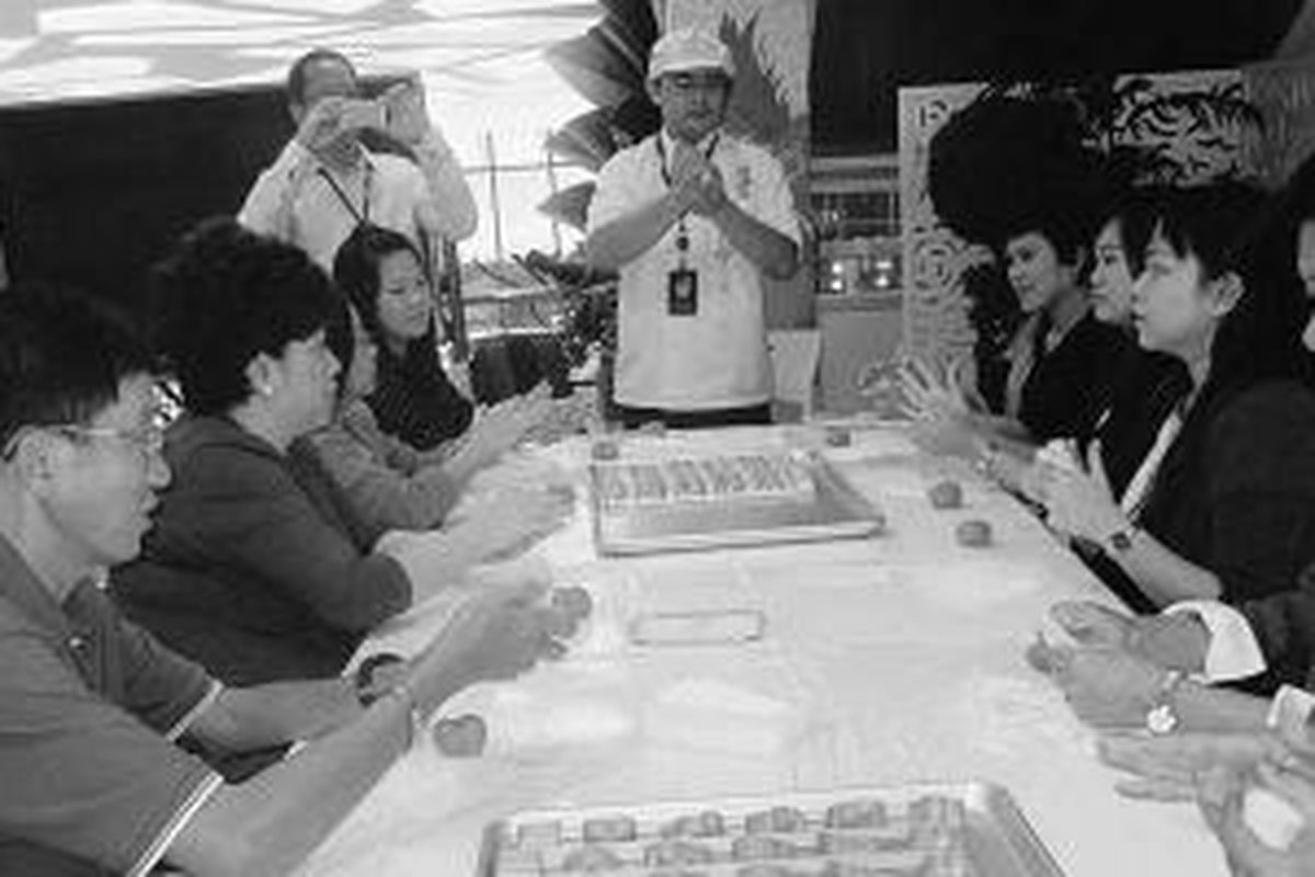 Perusahaan roti di Taiwan dapat menjadi daya tarik wisatawan asing. Banyak atraksi yang disuguhkan, salah satunya memberikan kesempatan untuk membuat roti nanas dari membuat adonan sampai selesai pembuatan roti. Keahlian mencampur adonan inilah yang menentukan enaknya produk roti. Oleh koki, dinilai karya wisatawan yang terenak. Seperti dalam gambar ini, wisatawan Indonesia berdemo membuat roti. 
