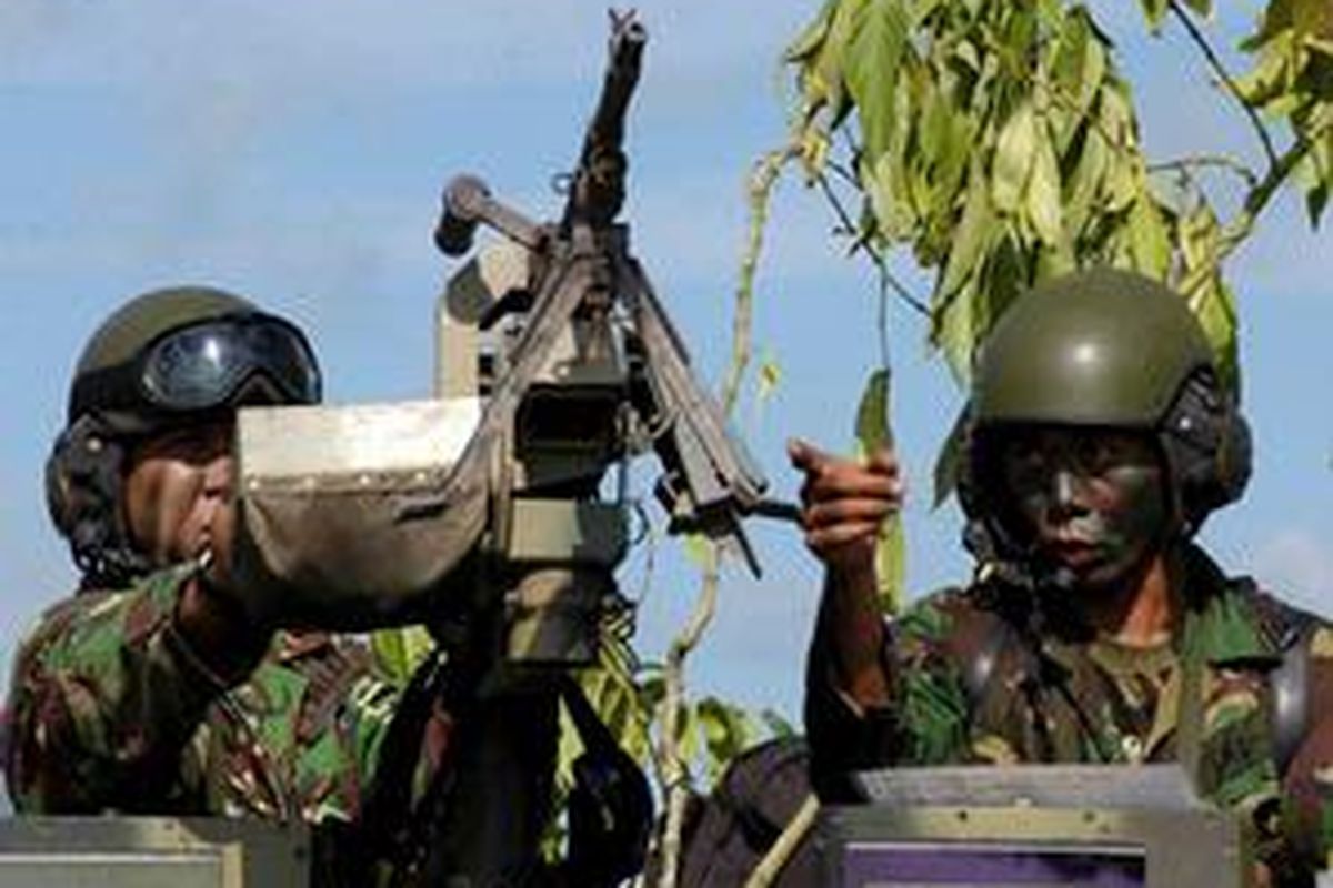 Anggota pasukan Brigade Infanteri-9 Kostrad melakukan penyisiran di Kaliorang, Kutai Timur, dalam rangka Latihan Gabungan TNI 2008, Rabu (18/6). Latgab TNI 2008 ini ditutup dengan operasi mobilisasi udara.