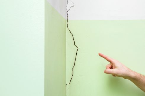 Cara Mengatasi Retak Rambut di Dinding dengan Cepat