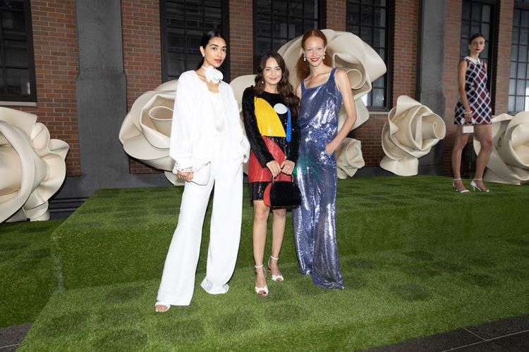 Enzy Storia tampil elegan dan memukau saat menghadiri pertunjukan Kate Spade New York Spring 2024 di ajang New York Fashion Week.