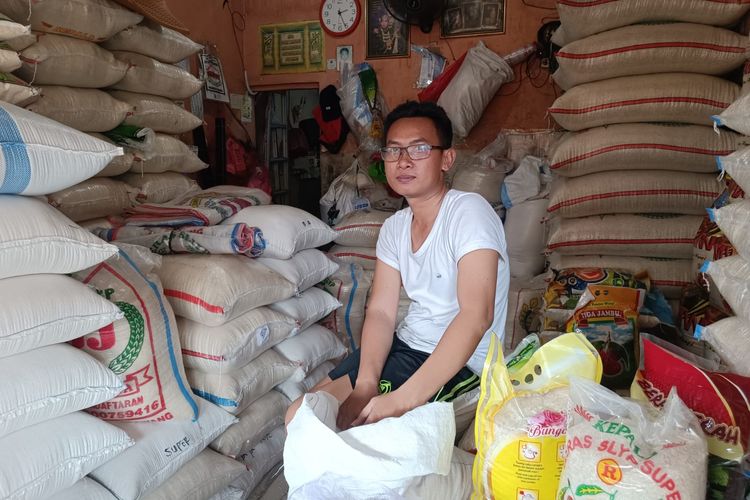 Pedagang beras di Pasar Jangkrik, Pisangan Baru, Matraman, Jakarta Timur, bernama Rusno, Rabu (18/10/2023).