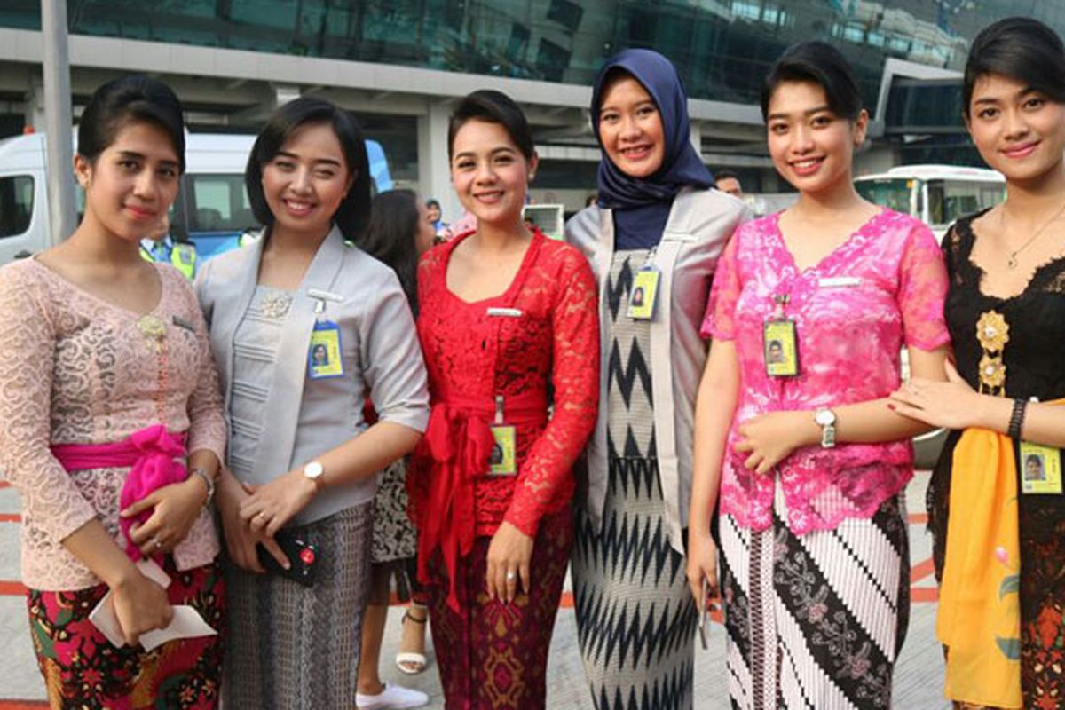 Para staf perempuan Garuda Indonesia di Terminal 3 Bandara Soekarno Hatta, Sabtu (21/4/2018), mengenakan kebaya bebas dalam rangka Kartini Flight GA204 dari Jakarta ke Yogyakarta.