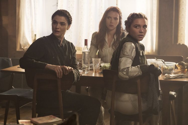 Film Black Widow produksi Marvel Studios, (dari kiri) Melina (Rachel Weisz), Black Widow/Natasha Romanoff (Scarlett Johansson), dan Yelena (Florence Pugh).